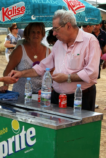 El empresario haciendo acopio de agua.