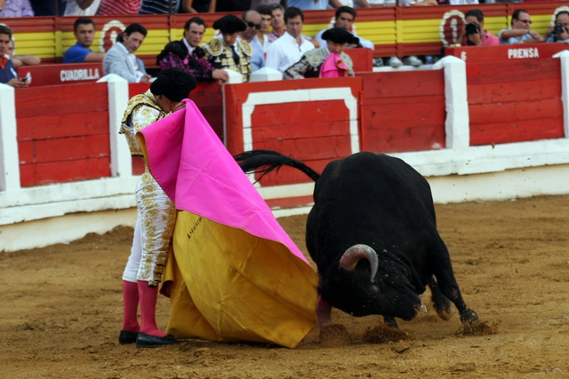 Ferrera parando a la verónica al segundo de la tarde.