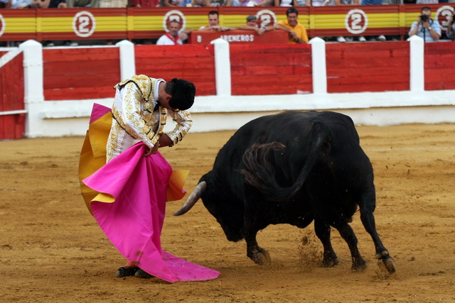 Remate de Ferrera a una serie de verónicas. (FOTO:Gallardo)