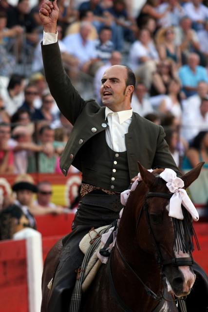 Jiménez, saludando tras clavar una banderilla.