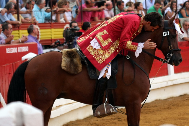 Marcos Tenorio comunicándose con su caballo.