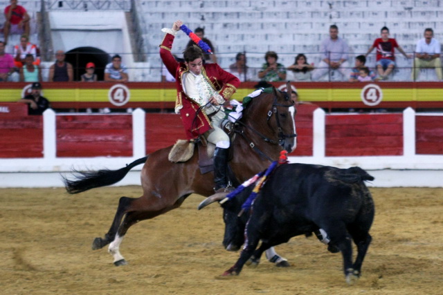 Clavando al estribo. La manera más clásica de hacerlo.