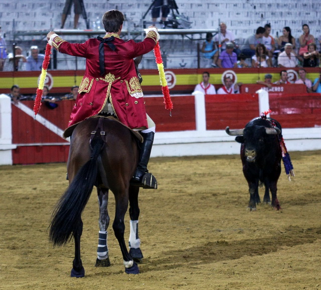 Banderillas a dos manos. De frente y por derecho.