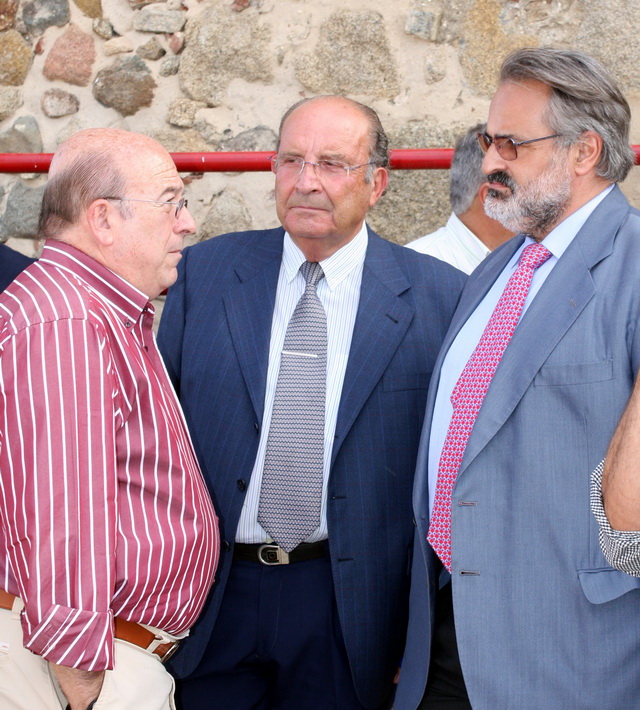 José Luis Iniesta, ganadero. Eduardo Molina, Asesor Artístico y Felipe B. Albarrán, Presidente del Festejo.