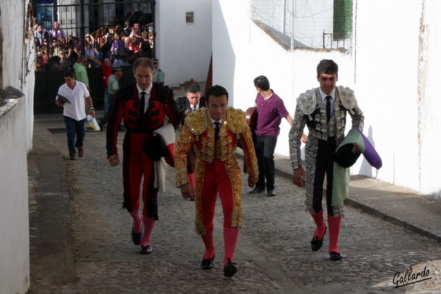 Ferrera y sus hombres subieron la cuesta a pie. El pueblo se lo agradeció.