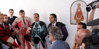 Felipe Albarrán en el patio de caballos de la plaza dirigiéndose a los actuantes. (FOTO:Gallardo)