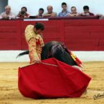 Antonio Ferrera templando la embestida del ejemplar de ‘Lagunajanda’. (FOTO:Gallardo)