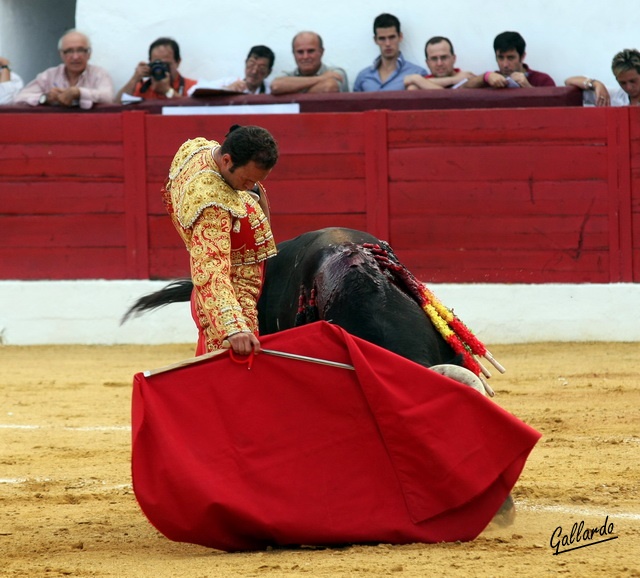 Antonio Ferrera templando la embestida del ejemplar de 'Lagunajanda'. (FOTO:Gallardo)