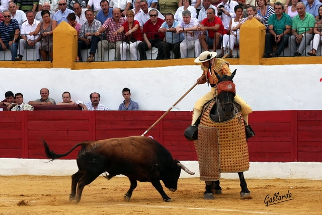 Sujetando al tercero con la vara.