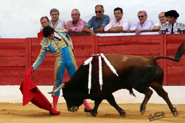 Castella llevando toreado al tercero.