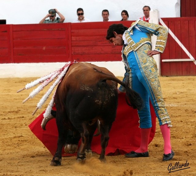 Bajando la mano.