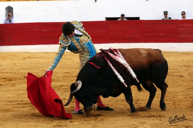 Buen derechazo marcando el camino y por bajo.