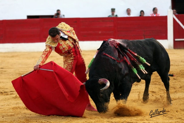 Derechazo cimbreando la cintura.