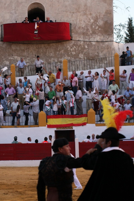 Elpañuelo de Felipe asoma al bancolcillo de presidencia otorgando un único trofeo. (FOTO: Gallardo)