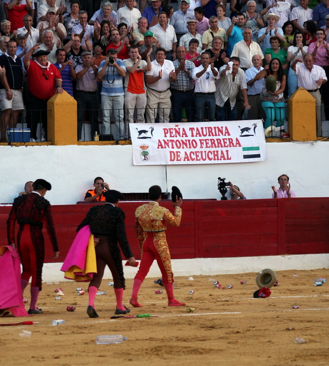 Una imagen de tristeza, vuelta al ruedo entre botes.