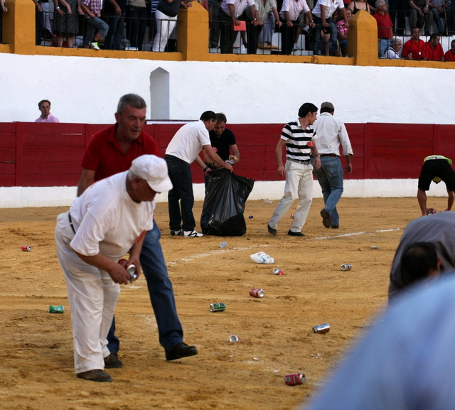 El servicio de plaza limpiando el ruedo. ¡Vergonzoso!