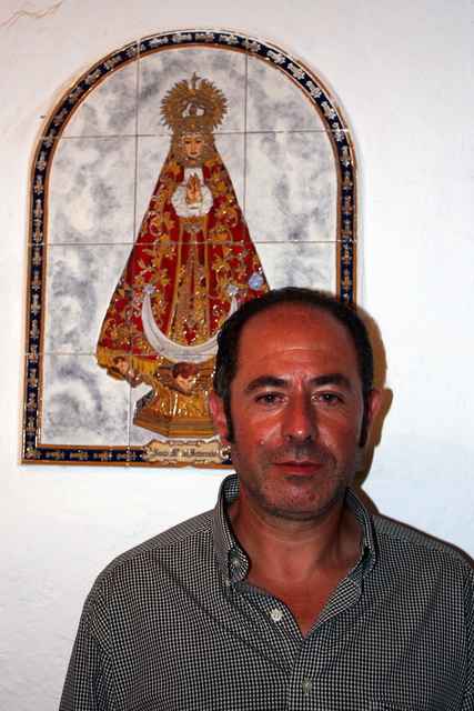 José María Hermosa, Presidente del Club Taurino de Barcarrota, ante la imagen de su patrona.