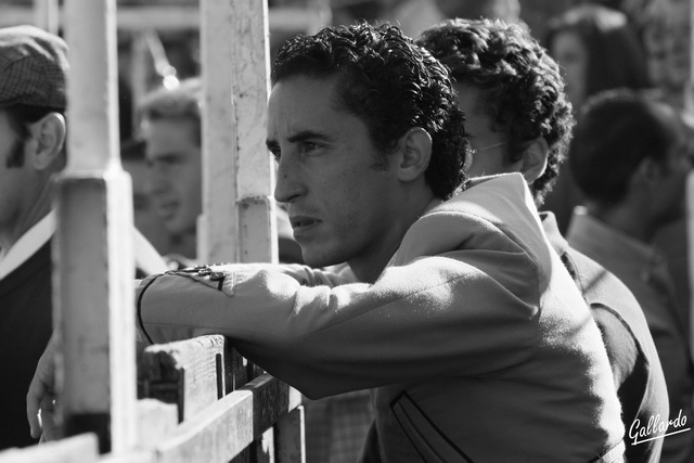 Santiago Ambel Posada atento a la lidia de su novillo. Detrás se observa a su hermano Juanlu. (FOTO:Gallardo)