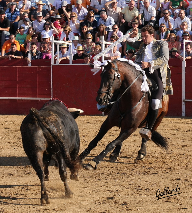 Moura Caetano yendo de frente al novillo. (FOTO:Gallardo)