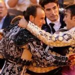 Jesús llevado en volandas por sus compañeros a la enfermería de la plaza. (FOTO:Sevilla Taurina)