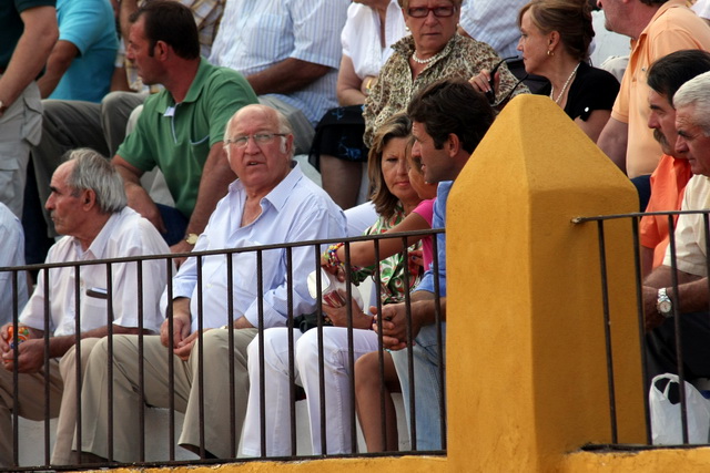 Antonio Muñoz Flores, ganadero de bravo, y familia.