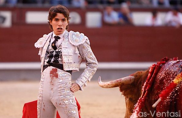 Para terminar entre los pitones demostrando que el arte no está reñido con el valor.