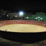 La plaza perfectamente iluminada para el festival nocturno de mañana. (FOTO:Fco. Javier Campos)