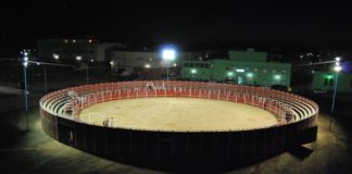 La plaza perfectamente iluminada para el festival nocturno de mañana. (FOTO:Fco. Javier Campos)