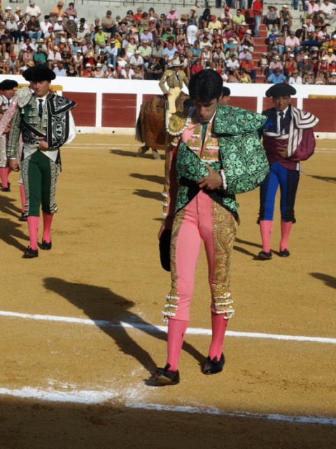 Rosa y oro envuelven la magia de este paseíllo, cuánta tradición, cuánto rito, qué hermosura en ese recogimiento... qué ofrenda de valor y de arte...