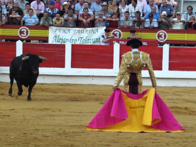 Talavante mece su capote, y la tarde enmudece para admirar su magia...