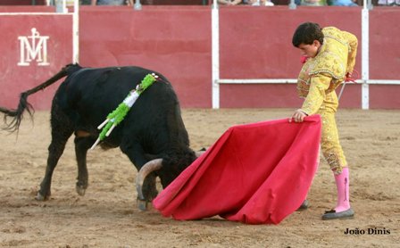 Lobato haciendo uso de su mano buena.