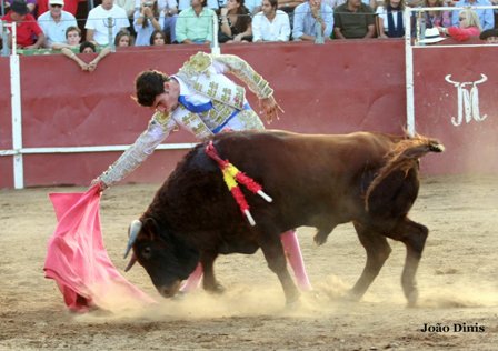 'El Chorlo' corriendo la mano al natural.