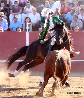 Dando los pechos de la cabalgadura en la batida.