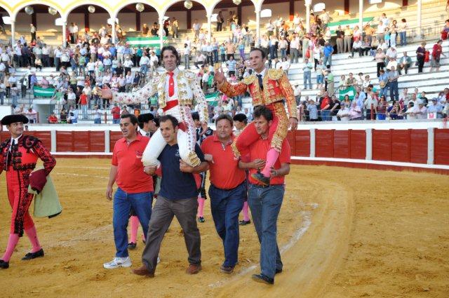 Ferrera dando la vuelta al ruedo en hombros.