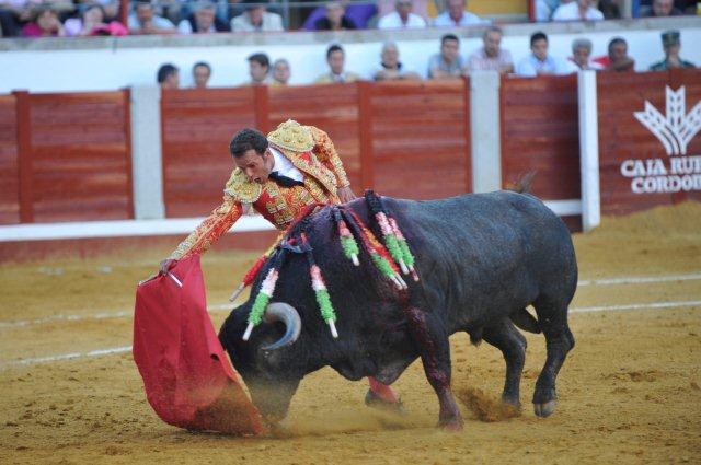 Ferrera llevando muy toreado al victorino.