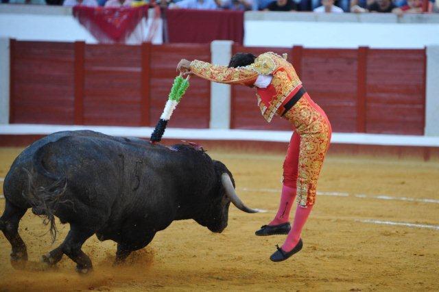 Aquí apoyándose en los palos. 