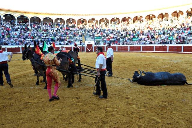 Ferrera aplaudiendo al quinto, premiado con la vuelta al ruedo.