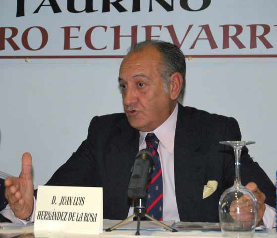 El Dr. Hernández De la Rosa dirigiéndose al auditorio. (FOTO:Fco. Javier Campos)