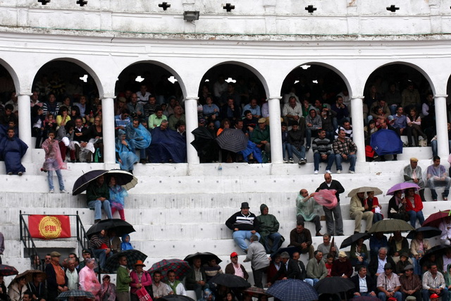 Rompió a llover en el segundo y hubo que buscar refugio.