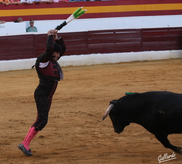 Agustín Marín asomándose al balcón.