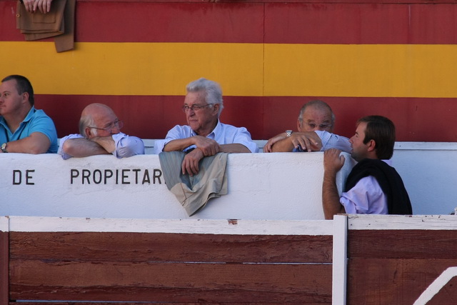 Antonio Muñoz, Borja Domecq y Carlitos Muñoz pendientes del juego de sus erales.