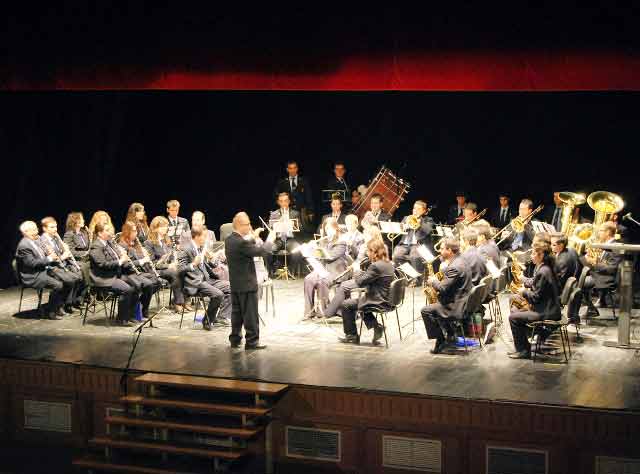 La Filarmónica de Olivenza ataca el pasodoble... (FOTO:Fco. Javier Campos)