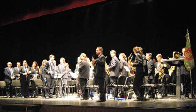 El aplauso del teatro es correspondido por los músicos de pie. (FOTO:Fco. Javier Campos)