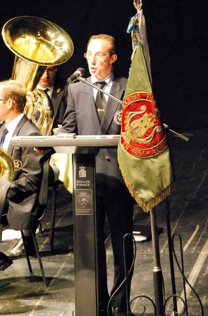 Luis Antúnez ejerciendo de abanderado de su banda y alguacilillo de las piezas que se iban tocando. (FOTOS:Fco. Javier Campos)