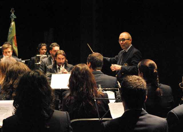 El maestro Rojo Gamón llevando el tempo de la música en su batuta. (FOTO:Fco. Javier Campos)