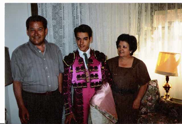 Vestido de luces, junto a sus padres, antes de partir para la plaza