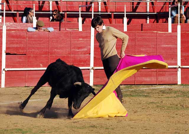 Alberto Blanco dando una revolera.