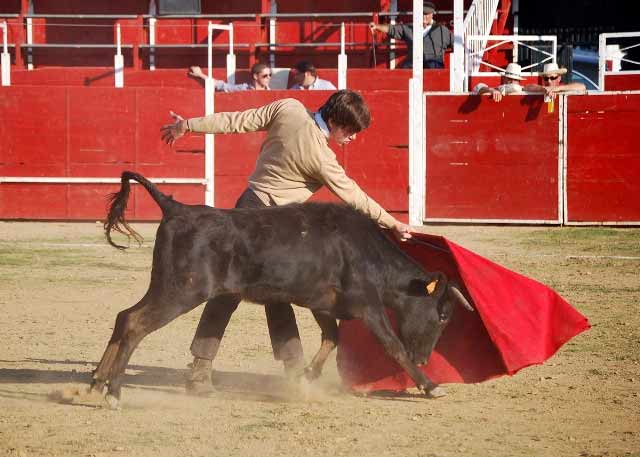 Alberto dispuesto para dar el pase de pecho.