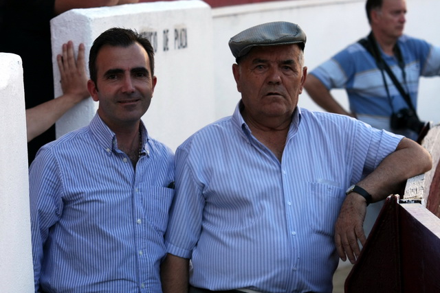 Boni Elias, colaborador de Badajoz Taurina y Mario, dos buenos aficionados.