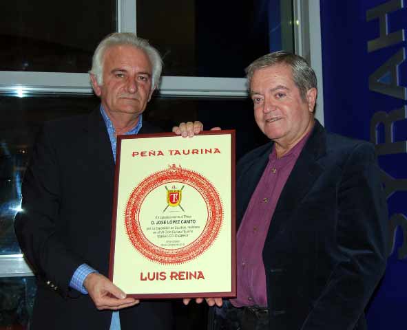 Eugenio García, presidente de la P.T. 'Luis Reina' haciendo entrega de un presente.